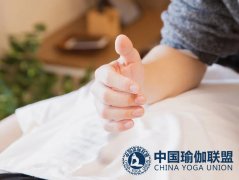 久坐腰痛族6个瑜伽教练合适动作有哪些？教你6个舒畅腰痛体式！