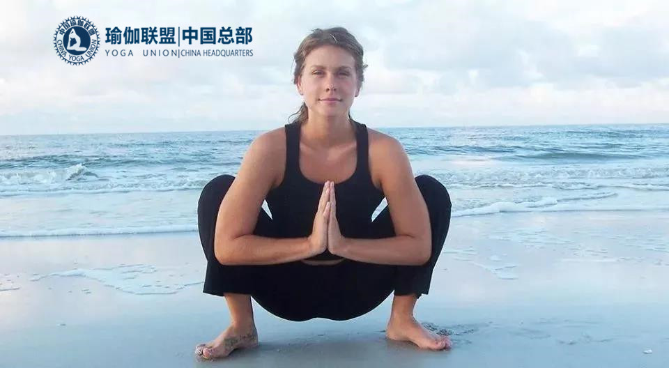 瑜伽教练解决小腿肚是用什么体式？1个瑜伽花环式教给你！